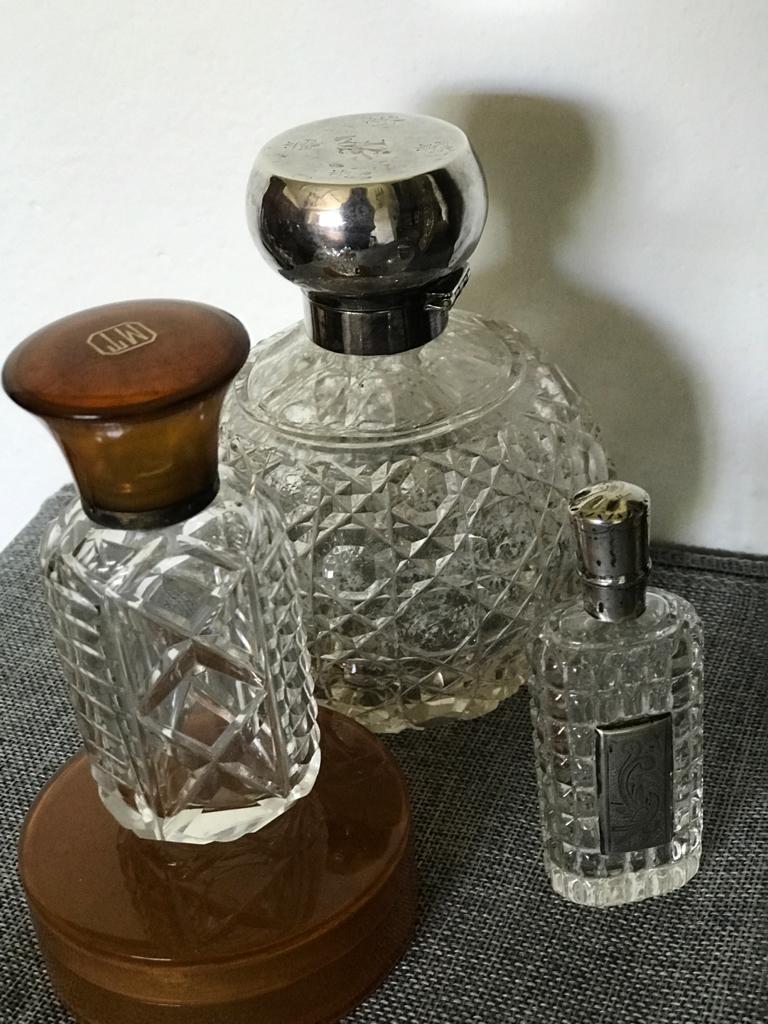 A Fine Antique Silver Scent Bottle and Round Glass Vanity Jar with Silver lid - Image 4
