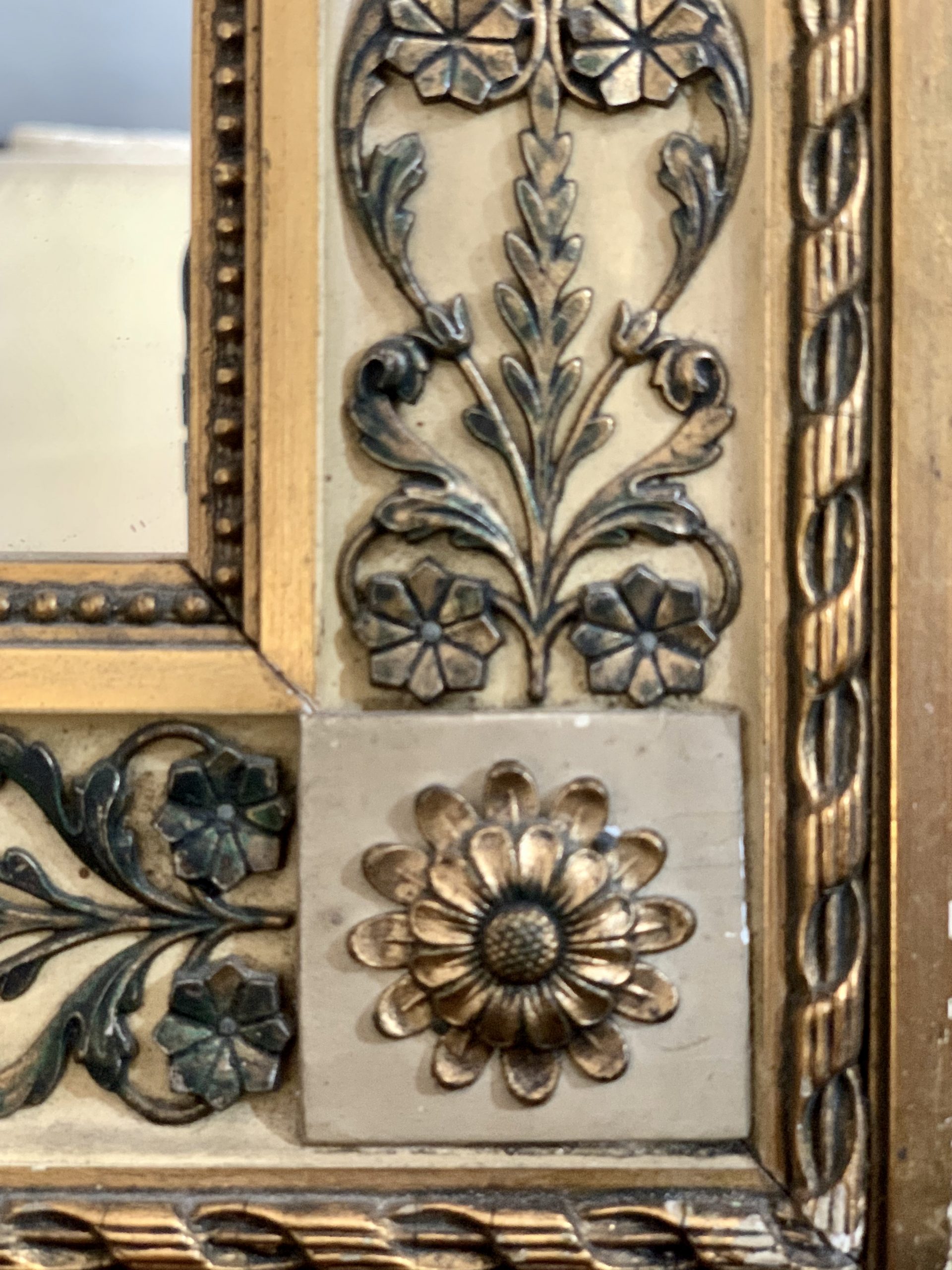 A Beautiful Decorative Gilt Framed Mirror - Image 4