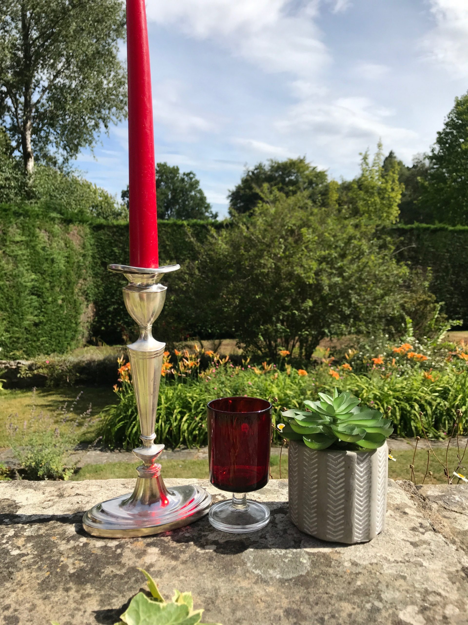 A set of 24 Vintage French Luminarc Arcoroc Cavalier Ruby Red Sherry Liqueur Glasses with Clear Stems - Image 3