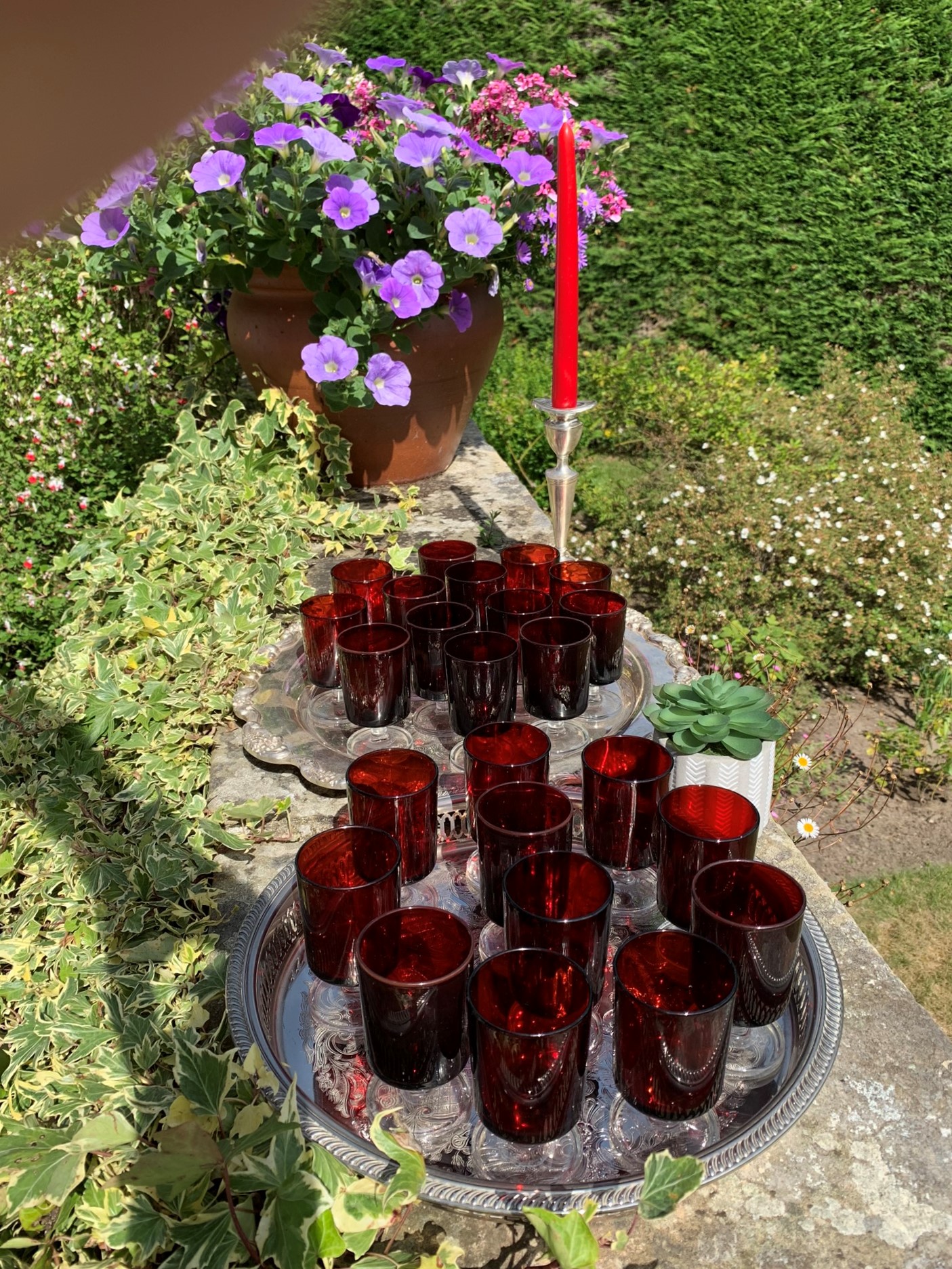 A set of 24 Vintage French Luminarc Arcoroc Cavalier Ruby Red Sherry Liqueur Glasses with Clear Stems - Image 8