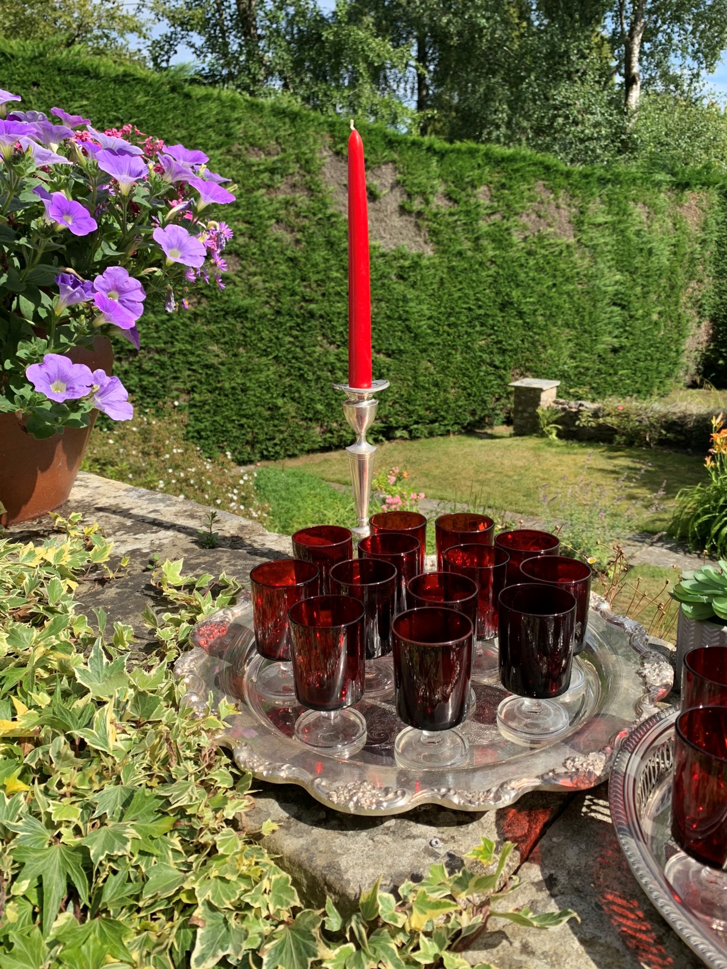 A set of 24 Vintage French Luminarc Arcoroc Cavalier Ruby Red Sherry Liqueur Glasses with Clear Stems - Image 6